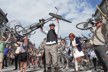 thumb_350_p6hgb_biciclisti.jpg